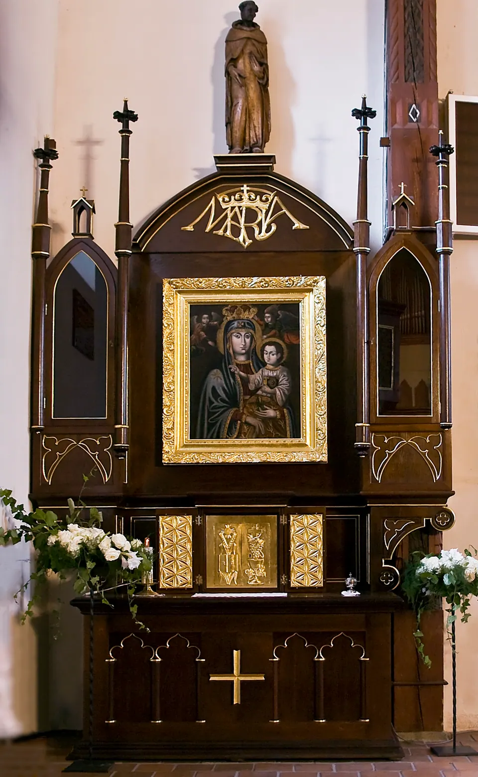 Neogotycki ołtarz boczny Matki Bożej Gankowej – Żnin