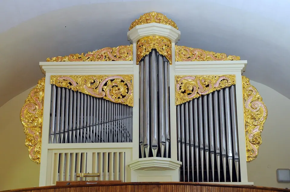 Złocona ornamentyka prospektu organowego w Sanktuarium Matki Bożej Brzemiennej w Wąbrzeźnie
