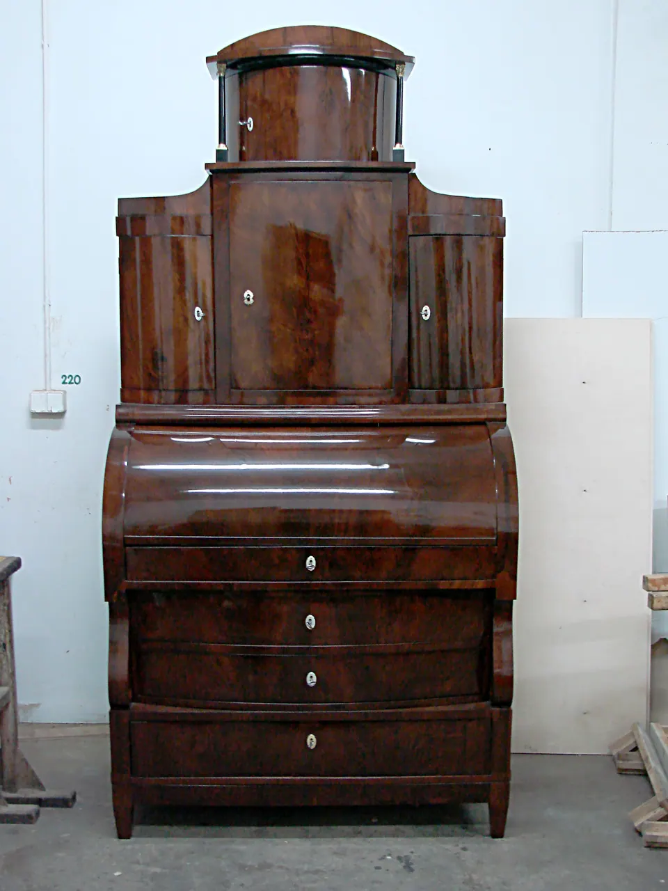 Sekretarzyk w stylu biedermeier po renowacji